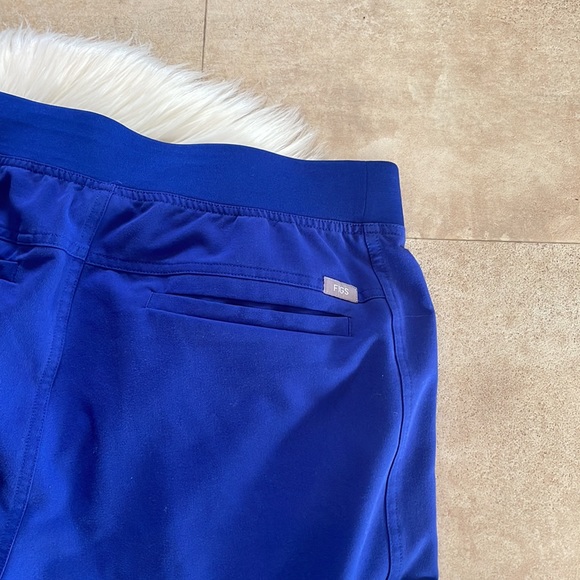 Figs Men’s Axim Cargo Scrub Pants - Picture 9 of 10